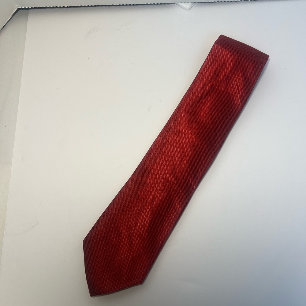 Haines and Bonner of London Men's Red Textured Necktie - Sleek Formal Accessory